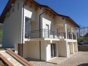 Una gran casa blanca con balcón. en Villa Brettii, en Rende