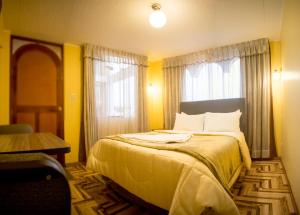 une chambre avec un lit aux murs jaunes et une fenêtre dans l'établissement Hostal Cabaña María Inn Inkahoteles, à Arequipa