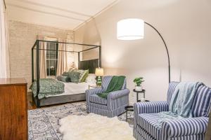 Χώρος καθιστικού στο Paradise Loft, 3 Bedroom King Beds, Heart of Downtown, Full Kitchen & Wet Bar, Streaming TV