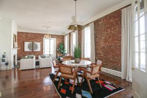 Χώρος καθιστικού στο Paradise Loft, 3 Bedroom King Beds, Heart of Downtown, Full Kitchen & Wet Bar, Streaming TV +30 φωτογραφίες