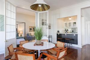 Η κουζίνα ή μικρή κουζίνα στο Paradise Loft, 3 Bedroom King Beds, Heart of Downtown, Full Kitchen & Wet Bar, Streaming TV