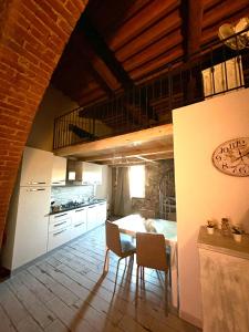 a kitchen with a table and chairs in a room at Casa Leo in Capoliveri