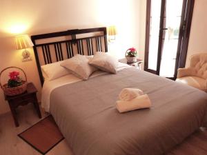 A bed or beds in a room at Cal Vibo