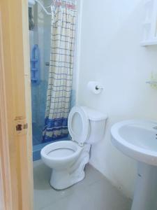 Ένα μπάνιο στο Apartment with 2 balcones close to bars and restaurants