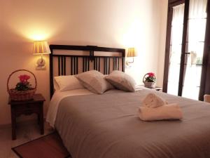 A bed or beds in a room at Cal Vibo