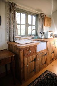 Nhà bếp/bếp nhỏ tại Seaside Shepherd's Hut