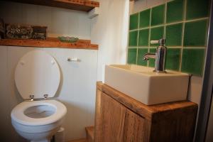 Phòng tắm tại Seaside Shepherd's Hut