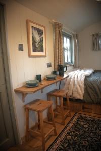 Giường trong phòng chung tại Seaside Shepherd's Hut