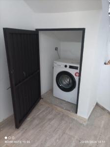 a washing machine in a room next to a door at Villa Léann in Mezraya