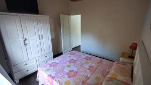 a bedroom with a bed with a pink and white bedspread at Meular 2 Planta Baja in Pilar