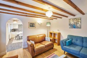 ein Wohnzimmer mit einer Couch und einem Sessel in der Unterkunft Host & Stay - Anvil Cottage in Kirkbymoorside