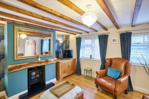 ein Wohnzimmer mit einem Stuhl und einem Spiegel in der Unterkunft Host & Stay - Anvil Cottage in Kirkbymoorside