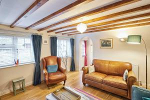 ein Wohnzimmer mit einer Couch und einem Sessel in der Unterkunft Host & Stay - Anvil Cottage in Kirkbymoorside + 13 Fotos