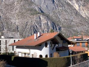 Vista generica sulle montagne o vista sulle montagne dall'interno dell'appartamento