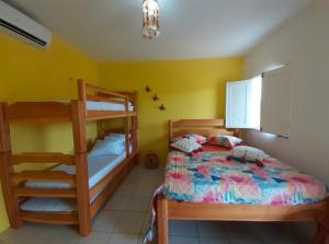 Un dormitorio con dos literas y una cama. en Porto dos lençóis, en Barreirinhas
