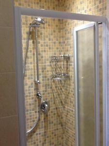 una doccia con porta in vetro in bagno di Casa Sangion a Caorle