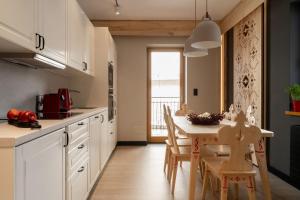 Kuchyňa alebo kuchynka v ubytovaní ApartSerwis - Gorące Źródła Apartament Czerwone Wierchy