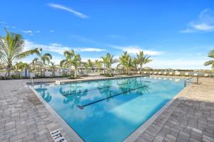 ein großer Swimmingpool mit Palmen im Hintergrund in der Unterkunft Beautiful Home in Paradise in Gateway