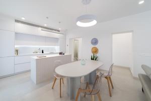 A kitchen or kitchenette at Primera Línea de Playa - MÁLAGA
