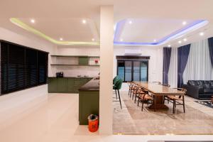 Kuchyň nebo kuchyňský kout v ubytování Green Beach Pool Villa