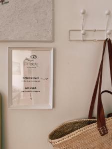 ein Bild, das mit einem Korb an einer Wand hängt in der Unterkunft SUNSET, Maison Littoral by BLOSS, stylish family apartment near the beach with terrace in De Haan