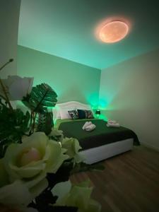 una camera con letto e luce verde di Mary's Rooms a Porto Torres Altre 7 foto