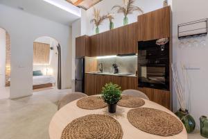 a dining room with two tables and a kitchen at GREEN&FRESH Apartament in Valencia