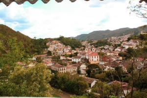 vista su una città in montagna di Casinha Aconchegante a Ouro Preto