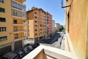 Blick von einem Balkon auf eine Stadtstraße in der Unterkunft Aria di Sale Guest House in Triest