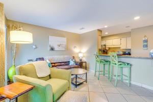 salon z kanapą i stołem w obiekcie Panama City Beach Condo with Pool and Beach Access! w mieście Panama City Beach
