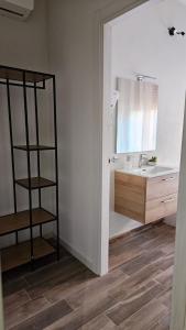 un bagno con lavandino e specchio di Mary's Rooms a Porto Torres