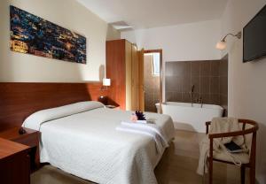 Säng eller sängar i ett rum på Albergo Del Pino