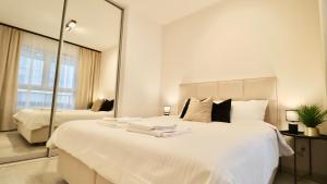 Ένα ή περισσότερα κρεβάτια σε δωμάτιο στο Apartamenty Jurowiecka 13