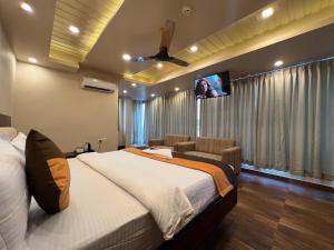 Μια τηλεόραση ή/και κέντρο ψυχαγωγίας στο Grand Falcon Electronic City