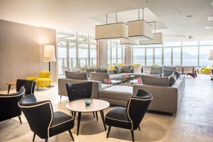 フォール・ド・フランスにあるSimon Hotelのリビングルーム(ソファ、椅子、シャンデリア付)