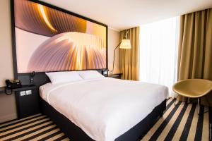 um quarto de hotel com uma cama grande e uma secretária em Simon Hotel em Fort-de-France