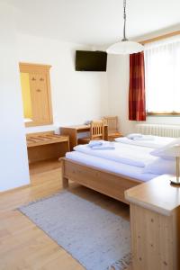 Postel nebo postele na pokoji v ubytování Paula's Pension