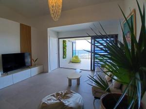 sala de estar con TV y maceta en TAHITI - Paradise Hills, en Faaa