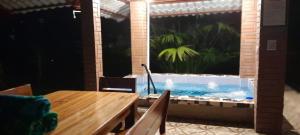 Bassein majutusasutuses Riverside Oasis Cabin with A C või selle lähedal