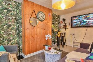 TV a/nebo společenská místnost v ubytování George House-WeeklyStay-CentreLocation-Student-Business-Parking-Sleep8
