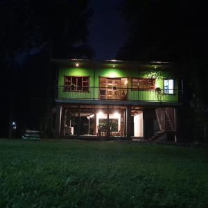 Aed väljaspool majutusasutust Riverside Oasis Cabin with A C