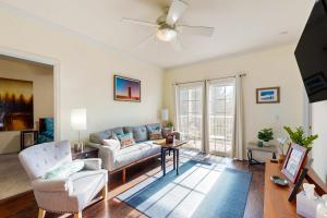 The PlantationsにあるCreekwood --- 200 Pebble Dr, Unit #213のソファと天井ファンのあるリビングルーム