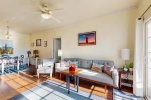 The PlantationsにあるCreekwood --- 200 Pebble Dr, Unit #213のソファとテーブルのあるリビングルーム