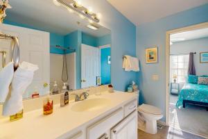 The PlantationsにあるCreekwood --- 200 Pebble Dr, Unit #213の洗面台、トイレ、鏡のあるバスルーム +11枚の写真