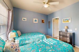 The PlantationsにあるCreekwood --- 200 Pebble Dr, Unit #213のベッド2台と天井ファン付きの寝室