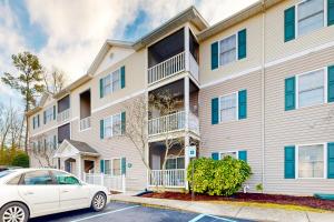 The PlantationsにあるCreekwood --- 200 Pebble Dr, Unit #213の建物の前に駐車された白い車