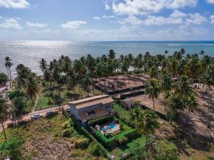 an aerial view of a house next to the ocean at Pousada Iandê Patacho in Pôrto de Pedras