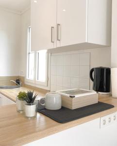 Η κουζίνα ή μικρή κουζίνα στο Cute Studio near Arc de Triumph with Eiffeltower view +2 φωτογραφίες