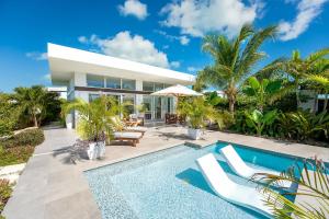 The swimming pool at or close to White Villas - Romantic Getaway - Oceanside Large Modern Studio with Pool, 500ft from Long Bay Beach