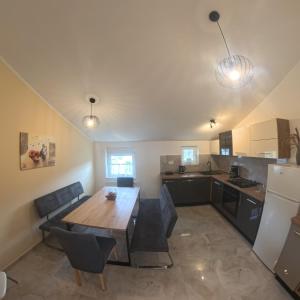 Kuchnia lub aneks kuchenny w obiekcie Apartmani Sandra Malinska
